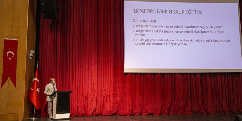 Atatürk Üniversitesi akademisyenleri ile çalışanlarına ilk yardım eğitimi