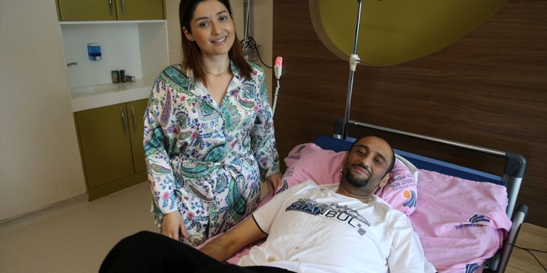 Azeri şarkıcı Narmin Karimbayova ağabeyine karaciğeriyle umut oldu