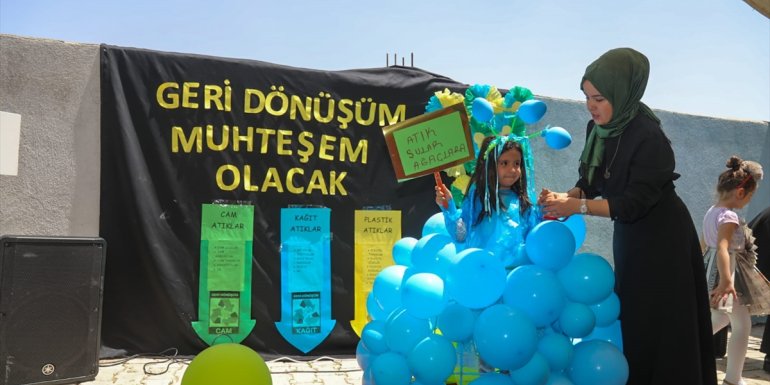 Başkale'de öğrenciler geri dönüşüm malzemelerinden kostüm yaptı