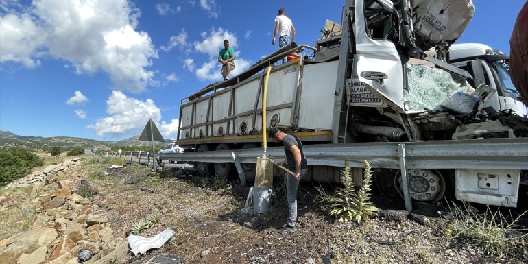 Bingöl'de 2 kamyonun çarpıştığı kazada 1 kişi öldü, 1 kişi yaralandı