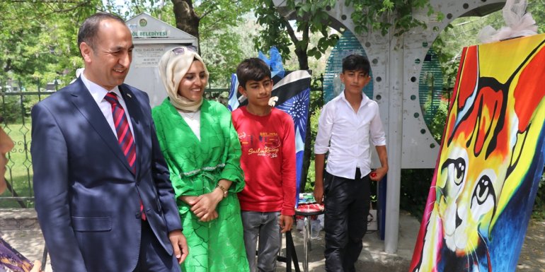 Bingöl'de köy okulundaki öğretmen ve öğrencilerden resim sergisi