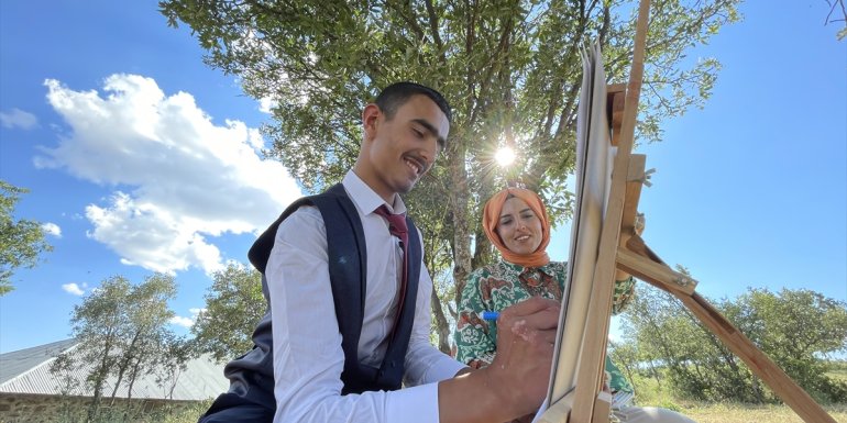 BİNGÖL - Duygularını tuvale yansıtan zihinsel engelli çocuk ikinci kişisel sergisini açtı1