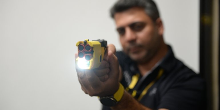 Bingöl'de güvenlik güçlerine TASER-7 adlı enerji silahı tanıtıldı