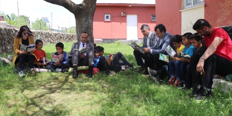 Bingöl Milli Eğitim Müdürü Yücel, öğrencilerle kitap okudu