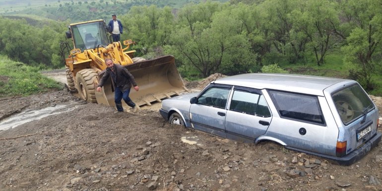 Bingöl'de sağanak, sel ve heyelana neden oldu