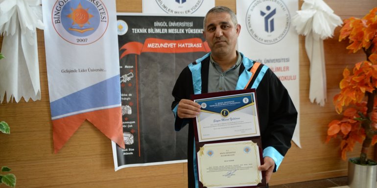 Yıllar sonra girdiği üniversiteden birincilikle mezun oldu