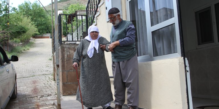 Bingöllü baba ömrünü engelli 3 çocuğu ve hasta eşine adadı