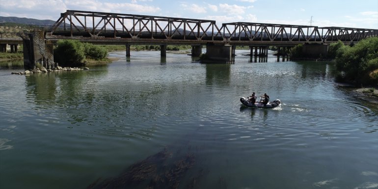 Bingöllü gençler milli sporcu olmak için Murat Nehri'nde kürek çekiyor