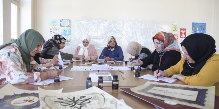Ahlat'ta kadınlar "hüsnü hat" öğreniyor