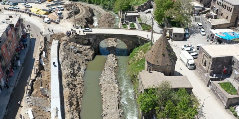 Bitlis Deresi'nin üzerindeki yapıların yıkılmasıyla 8 tarihi köprü ortaya çıktı