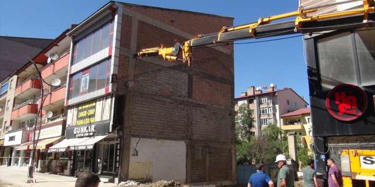 Bitlis'te kazılan inşaat temeli nedeniyle hasar oluşan 4 katlı bina çöktü