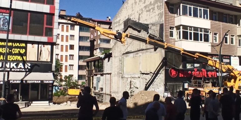 Bitlis'te kazılan temel nedeniyle 4 katlı binada hasar oluştu