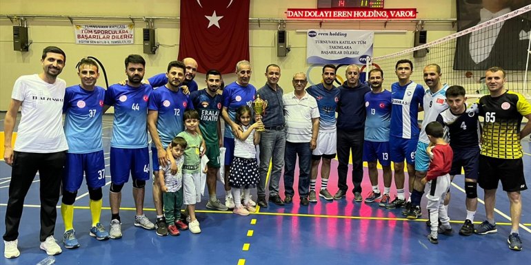 Bitlis'te kurumlar arası voleybol turnuvası sona erdi