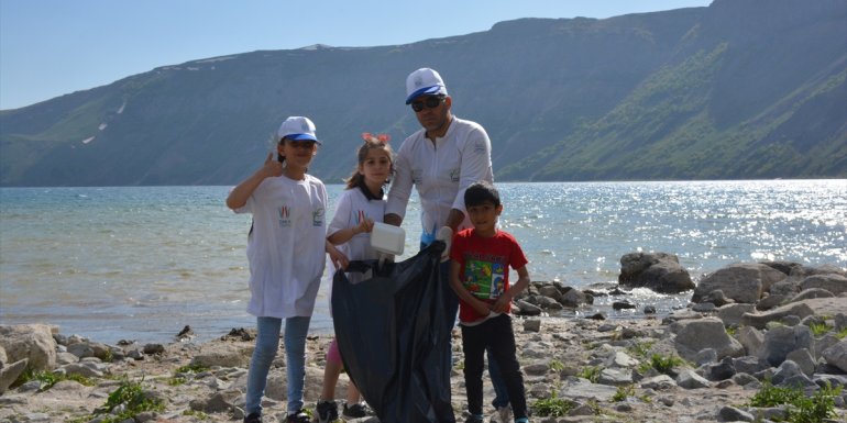 Doğaseverler Nemrut Krater Gölü çevresinde çöp topladı1