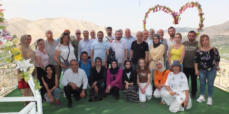 Anadolu Yazarlar ve Gazeteciler Derneği üyeleri Keban'ı gezdi