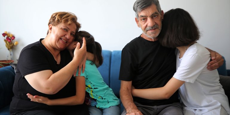 Çocuklarını evlendiren çift, koruyucu aile oldukları 2 kız kardeşe kucak açtı
