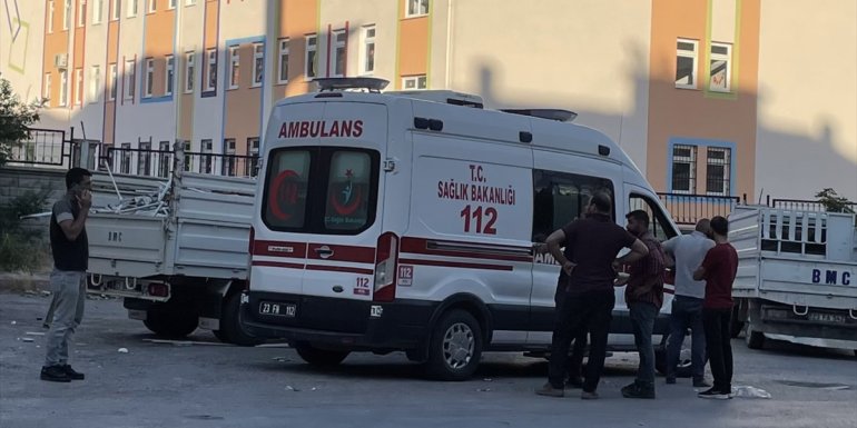 Elazığ'da başına demir parçası düşen kişi yaralandı