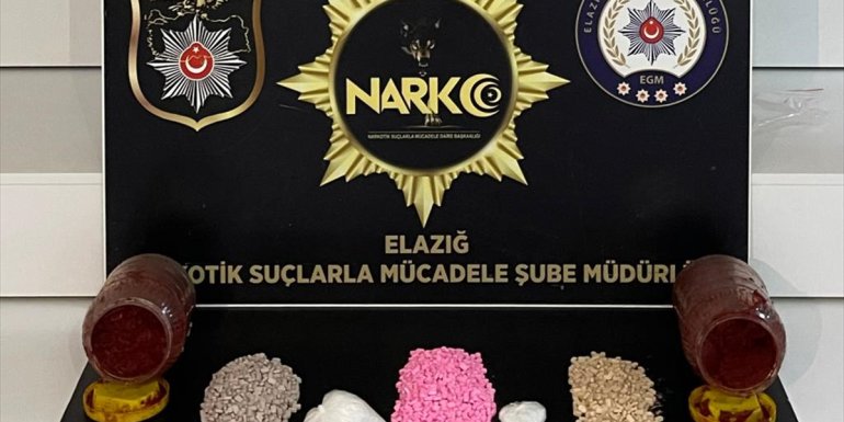 Son Dakika | Elazığ'da bir araçta ve salça bidonunda uyuşturucu ele geçirildi, 2 zanlı tutuklandı