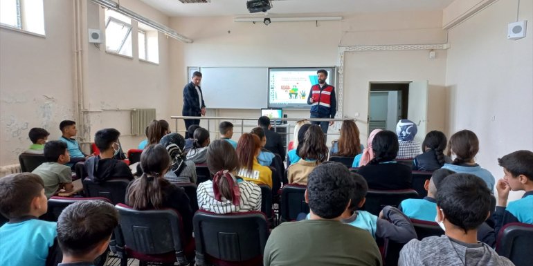 Elazığ'da jandarma öğretmen ve öğrencilere "siber farkındalık" eğitimi verdi