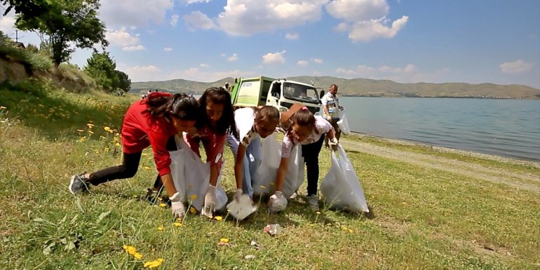 Elazığ'da öğrenciler ve kurum çalışanları Hazar Gölü kıyısında çöp topladı
