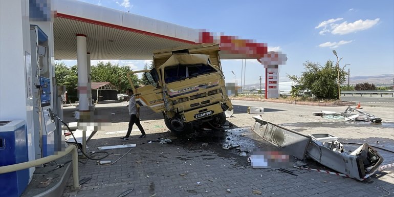 Kamyonun otomobile ve akaryakıt istasyonunda pompaya çarpması sonucu 5 kişi yaralandı