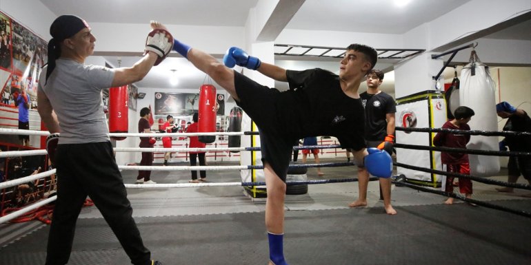 Kick Boks Dünya Kupası'nda başarılı olan iki arkadaş şampiyonluklara odaklandı
