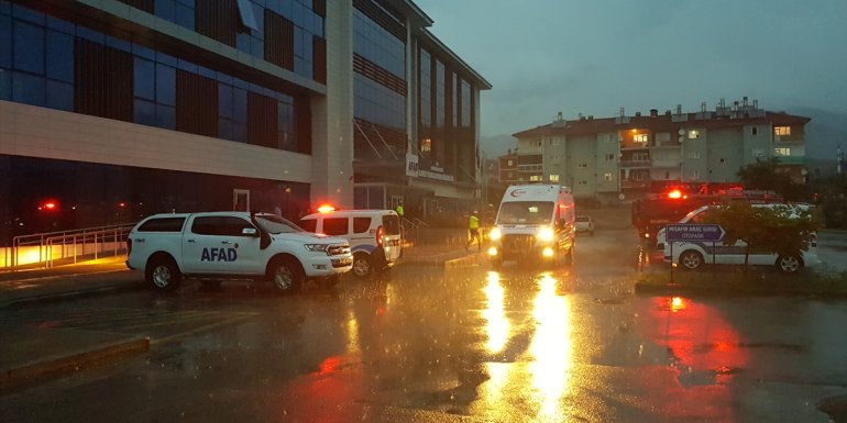 Erzincan AFAD Müdürlüğü binasına düşen yıldırım hasara neden oldu