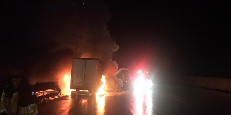 Erzincan'da bariyere çarpan alüminyum yüklü tır yandı