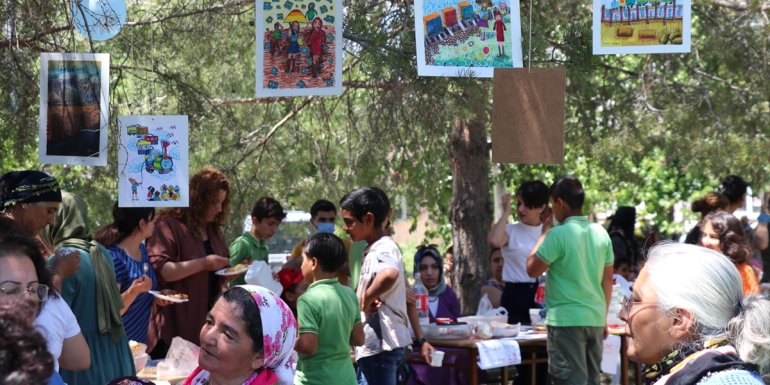 Çocuklar tren raylarında resmettikleri hayallerini ağaç dallarında sergiliyor