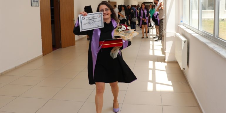 Erzincan'da 2 çocuk annesi ev hanımı, müzik öğretmenliği bölümünü birincilikle bitirdi