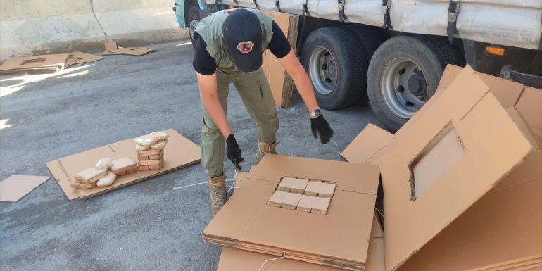 Erzincan'da 23 kilo 767 gram eroin ele geçirildi, olayla ilgili 3 kişi tutuklandı