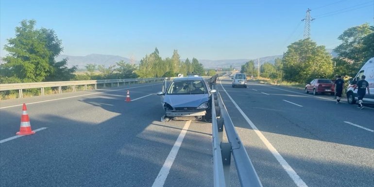 Erzincan'da bariyere çarpan otomobildeki 5 kişi yaralandı