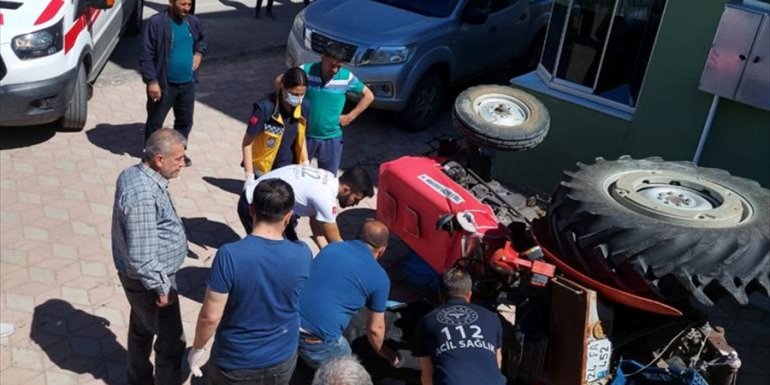 Erzincan'da devrilen traktörün altında kalan sürücü öldü
