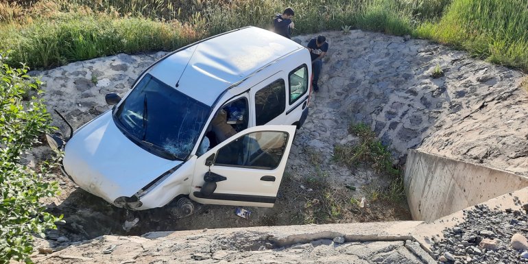 Erzincan'da menfeze düşen hafif ticari aracın sürücüsü yaralandı