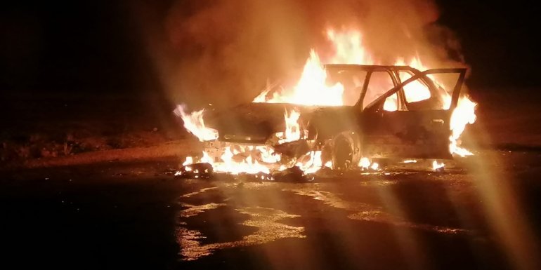 Erzincan'da seyir halindeyken alev alan otomobil kullanılamaz hale geldi