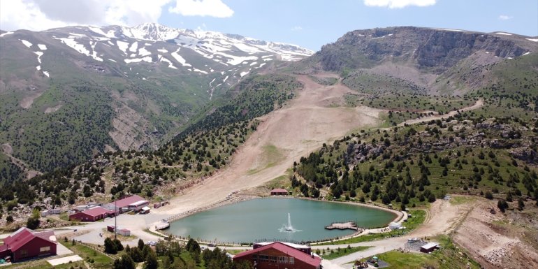 Ergan Dağı kışın kayak pistiyle yazın da gölüyle doğaseverleri ağırlıyor