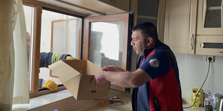 Erzincan'da havalandırma boşluğuna düşen kedi yavrusunu itfaiye ekipleri kurtardı
