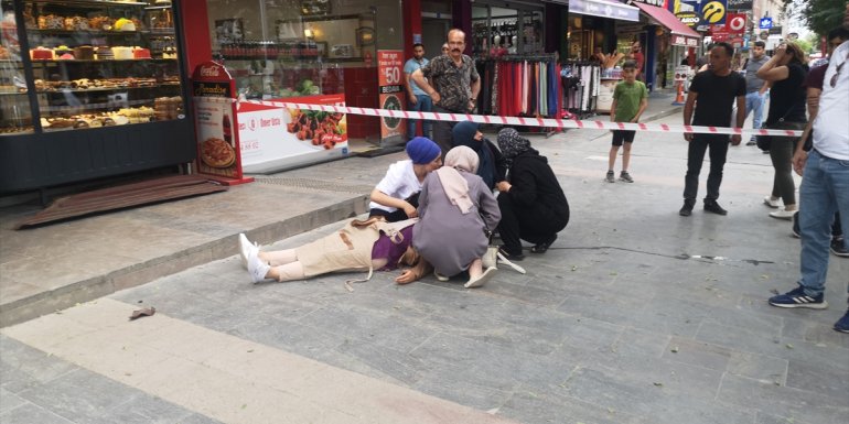 Erzincan'da rüzgar nedeniyle çatıdan düşen parça bir kişiyi yaraladı