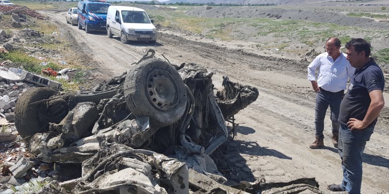 Erzincan'da selin 3 kilometre sürüklediği kamyonet hurdaya döndü