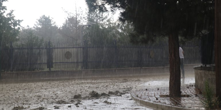 Erzincan'da şiddetli yağış yollar ile bazı evlerde su baskınlarına neden oldu