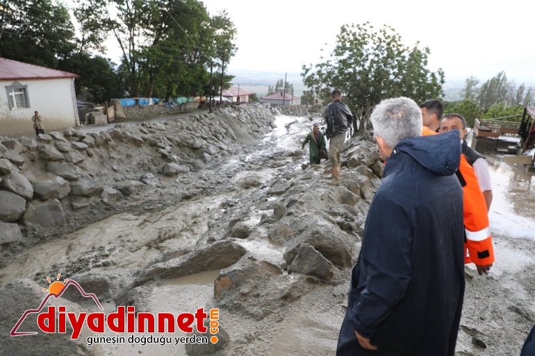 Erzincan'da şiddetli yağışın zarar verdiği cadde ve sokaklar ekiplerce temizleniyor