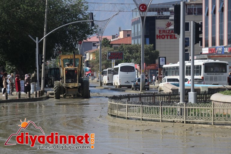 ekiplerce zarar ve ERZİNCAN sokaklar verdiği - yağışın cadde Şiddetli temizleniyor 2