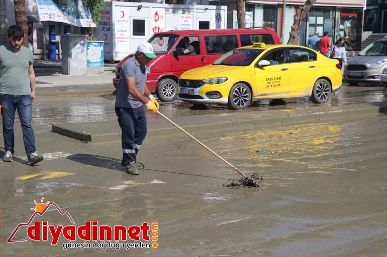 Şiddetli - ERZİNCAN cadde sokaklar ekiplerce temizleniyor zarar verdiği ve yağışın 3