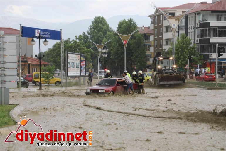 ekiplerce temizleniyor cadde - zarar ERZİNCAN yağışın verdiği ve sokaklar Şiddetli 4