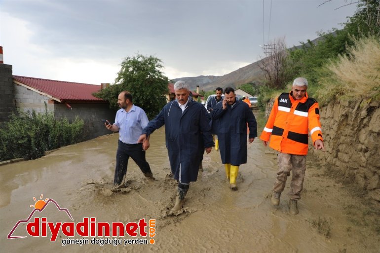temizleniyor Şiddetli yağışın sokaklar ve ERZİNCAN cadde verdiği ekiplerce zarar - 5