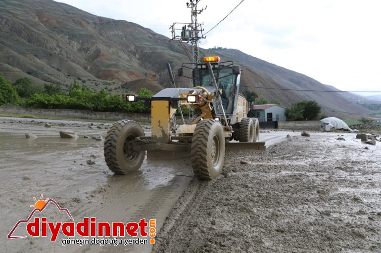 - sokaklar ve ERZİNCAN temizleniyor ekiplerce zarar Şiddetli yağışın verdiği cadde 6