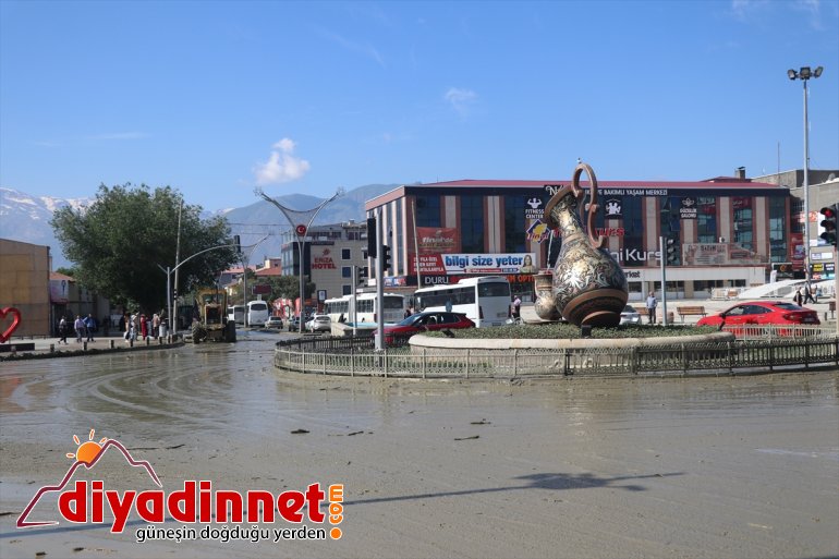cadde zarar sokaklar ekiplerce yağışın temizleniyor verdiği ERZİNCAN Şiddetli ve - 7