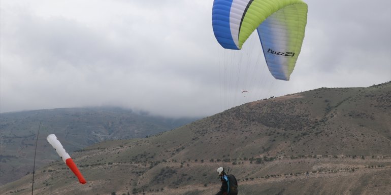 Yamaç Paraşütü Hedef Şampiyonası yarışları Erzincan'da başladı