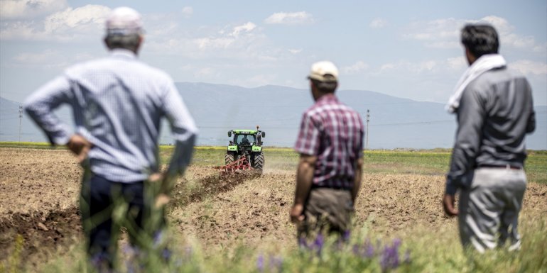 Erzurum'da belediyenin çiftçiye makine ve ekipman desteği üretimi artırdı