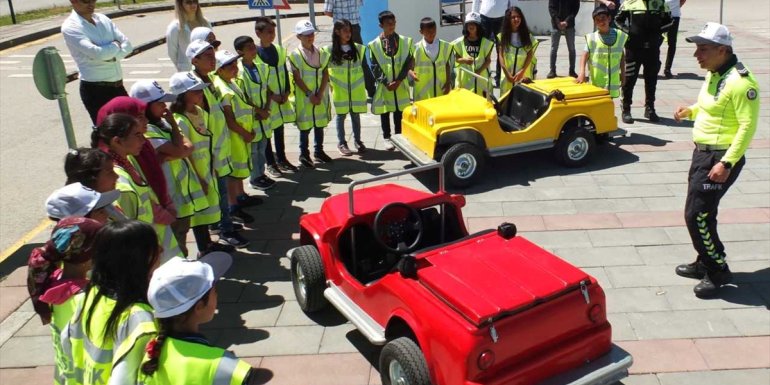 Erzurum'da çocuklar trafik kurallarını polis abilerinden uygulamalı öğreniyor